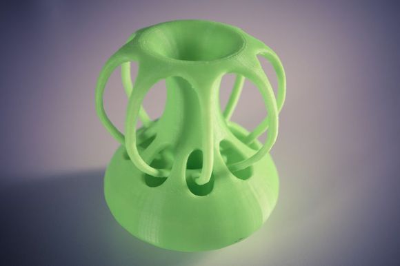 3D打印而成的花瓶 新手选择3D打印手板模型加工打样还是CNC加工?选择当地还是全国3D打印公司?