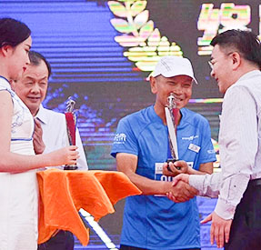 “七彩云南·秘境百马”奖杯4